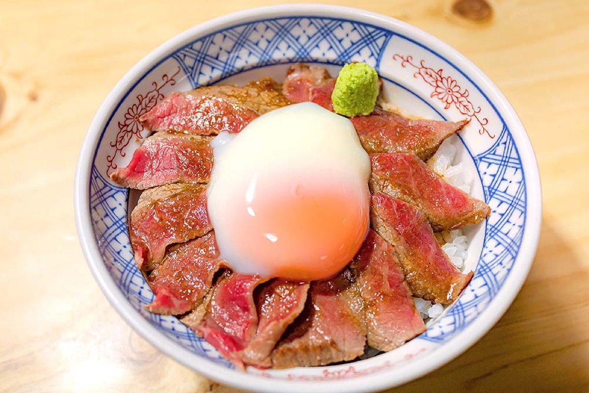 鋪滿炙燒赤牛與溫泉蛋的赤牛丼