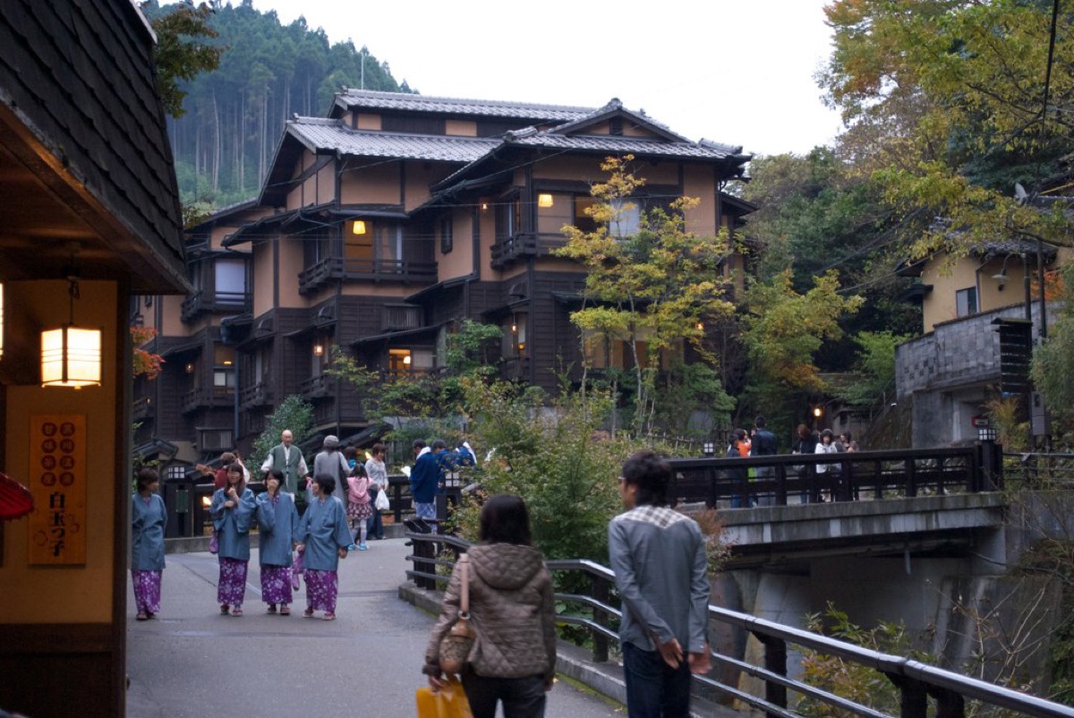 溪流兩旁的黑川溫泉街與旅館建築