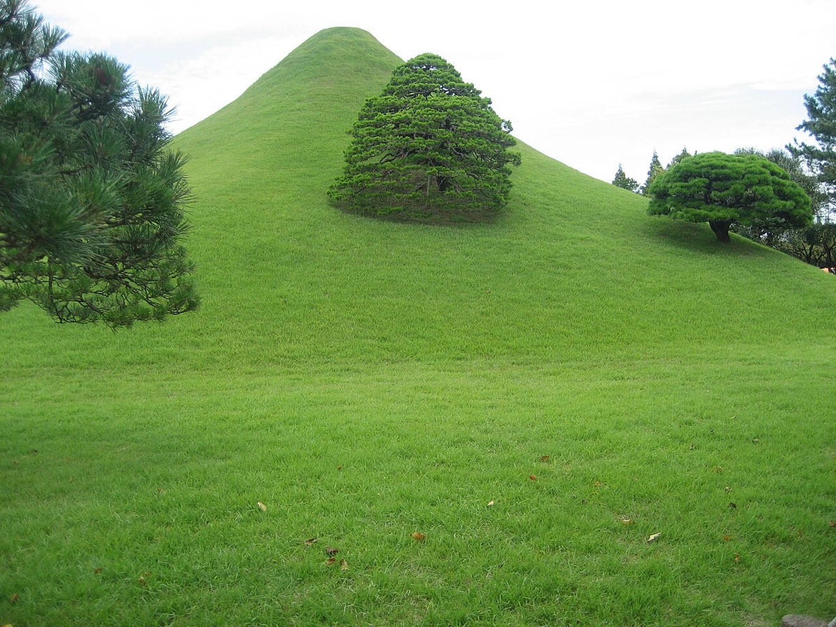 水池、石橋與築山構成的水前寺成趣園
